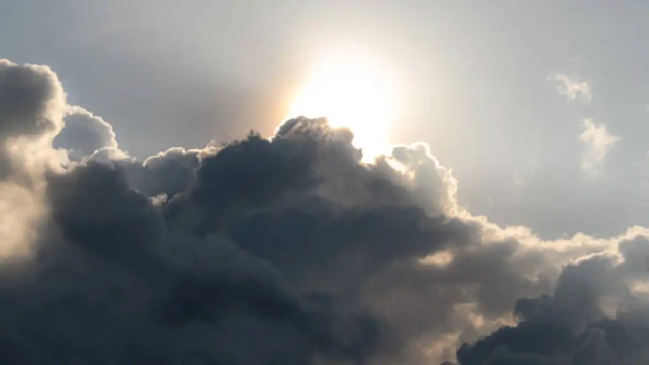 الطقس غداً: سحب جزئية وأمطار متفرقة مع ارتفاع تدريجي في درجات الحرارة